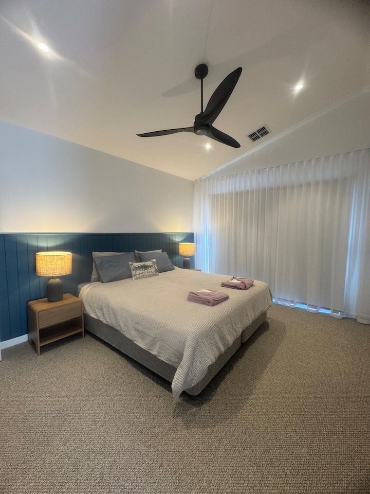 Cama king, se puede dividir en dos individuales.