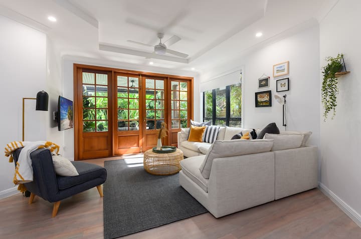 Prime Location On Flagstaff Hill Above Main Street - Port Douglas