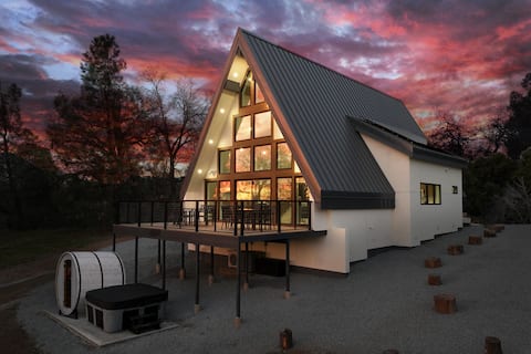 Successful Airbnb property: High End - Hot Tub - Sauna - Views - New A-Frame in Oakhurst