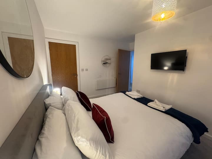 Amplio dormitorio doble con ropa de cama fresca de calidad hotelera.