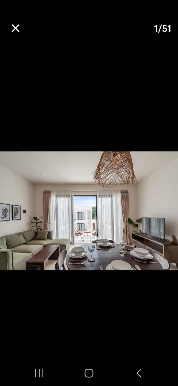Comodidad tropical Relájate con estilo. Ya sea para cenar o ver una película, este moderno salón ofrece comodidad y conveniencia, destacada por una impresionante luz colgante de ratán y una decoración tropical.