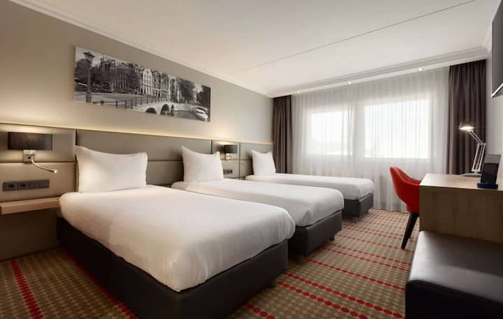 Ramada Ams | Triple Room | Easy City Access - Hoofddorp