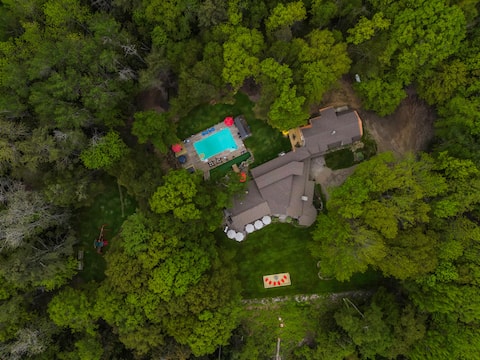 Pine Lodge: 34+ Guests, Pool & Hot Tub
