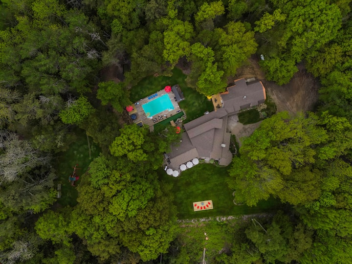 Pine Lodge: 34+ Guests, Pool & Hot Tub