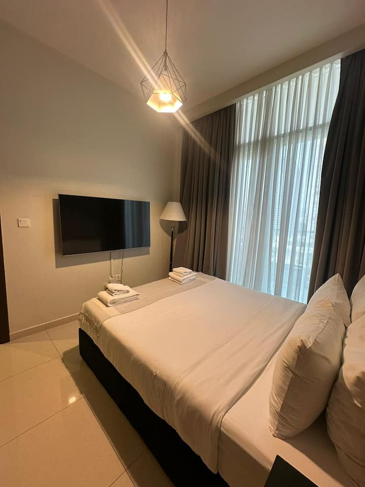 غرفة نوم مريحة ومجهزة تجهيزًا جيدًا تتميز بسرير فخم مع بياضات جديدة وإضاءة ناعمة وأجواء هادئة - مثالية لقضاء ليلة مريحة.