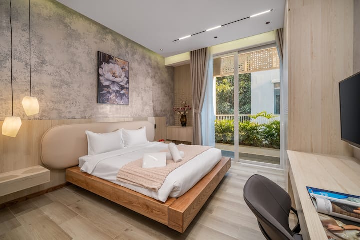 Krevat dopio "king", i projektuar për të ofruar hapësirë dhe rehati maksimale për çlodhjen tënde. Të pajisura me çarçafë cilësorë, jastëkë të butë dhe një dyshek premium, çdo detaj është zgjedhur për të të ndihmuar të biesh në gjumë menjëherë dhe të zgjohesh i çlodhur.