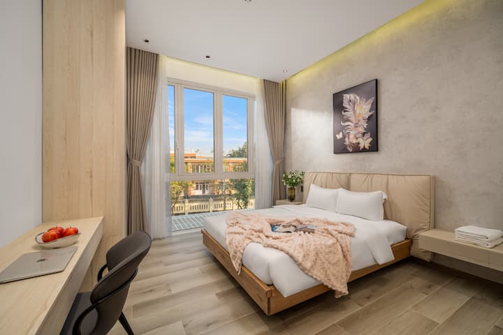 Përmban një krevat dopio "Queen" të rehatshëm me çarçafë të freskët për një gjumë të përkryer. Dritat e vendosura në tavan i japin dhomës një ndjesi moderne dhe luksoze. Dritarja e madhe ofron shumë dritë natyrale dhe një pamje mahnitëse të qytetit