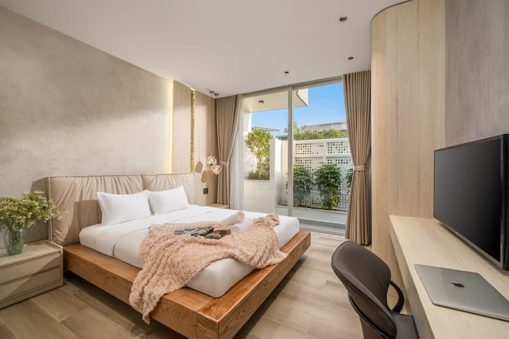 Krevat dopio "queen", i projektuar për të ofruar hapësirë dhe rehati maksimale për çlodhjen tënde. Të pajisura me çarçafë cilësorë, jastëkë të butë dhe një dyshek premium, çdo detaj është zgjedhur për të të ndihmuar të biesh në gjumë menjëherë dhe të zgjohesh i çlodhur.