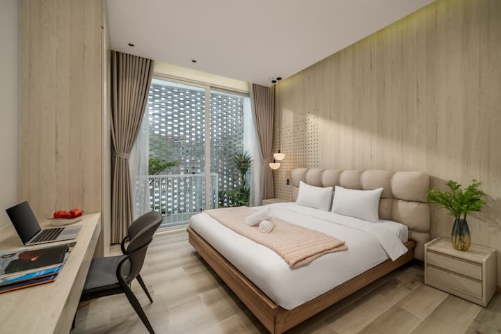 Krevat dopio "queen", i projektuar për të ofruar hapësirë dhe rehati maksimale për çlodhjen tënde. Të pajisura me çarçafë cilësorë, jastëkë të butë dhe një dyshek premium, çdo detaj është zgjedhur për të të ndihmuar të biesh në gjumë menjëherë dhe të zgjohesh i çlodhur.