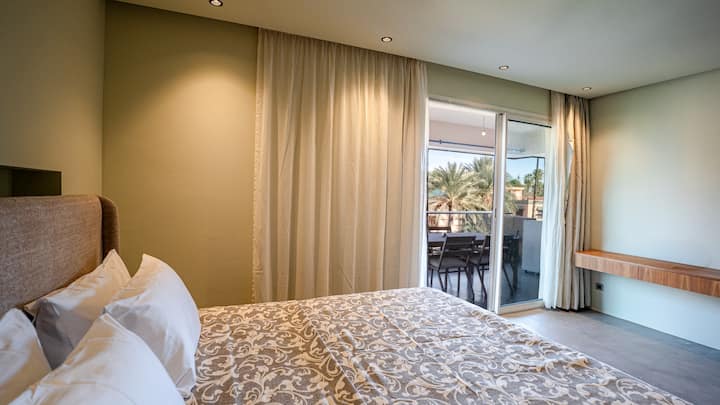 ห้องนอนขนาดใหญ่ 2 ห้องออกแบบมาเพื่อการพักผ่อน
ความสะดวกสบาย ความเป็นส่วนตัว และความสงบ
ระเบียงส่วนตัวขนาดใหญ่
ความหรูหราที่แท้จริงใจกลางเมืองอย่างสงบสุข