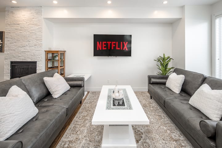 *Unbeatable Location* | Luxury Retreat|garage | Ac - Calgary