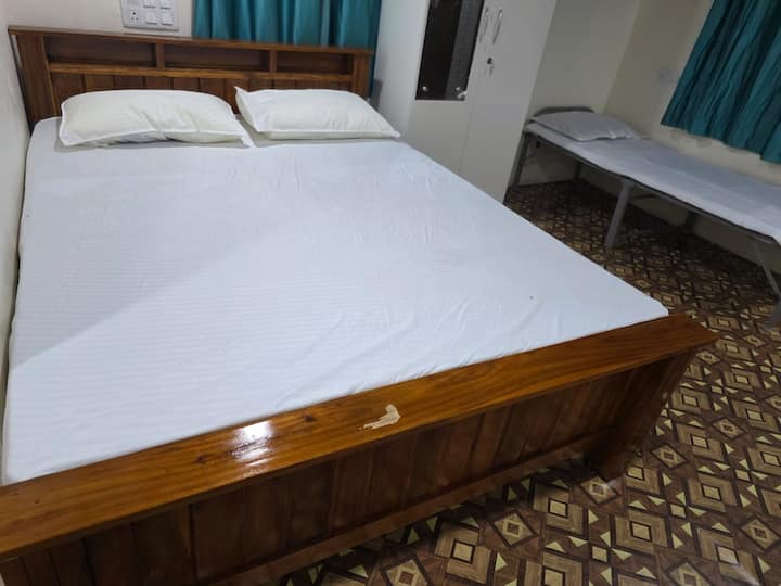 3 Family Rooms With 3 Queen Beds & 3 Single Beds. - Kumta
