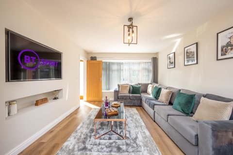 6 Bedroom, 2 Bathroom Spacious Home with Parking