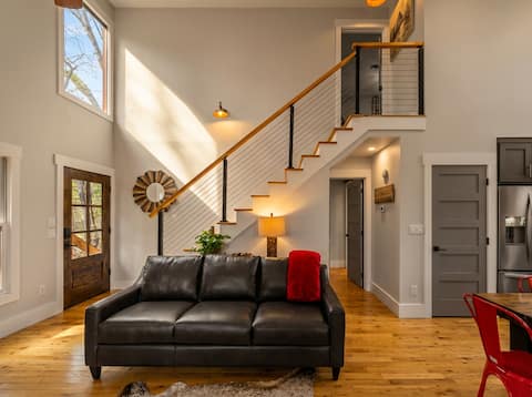Popular Airbnb listing: 3 min to Rocky Top, 20 min to Smokies | Modern 3BR in Gatlinburg