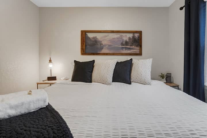 Uno de los cinco dormitorios reales, una cama tamaño king con cortinas opacas