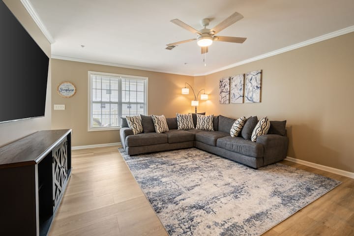 Relax In This Charming Townhome With Lake Access! - White Lake, Elizabethtown