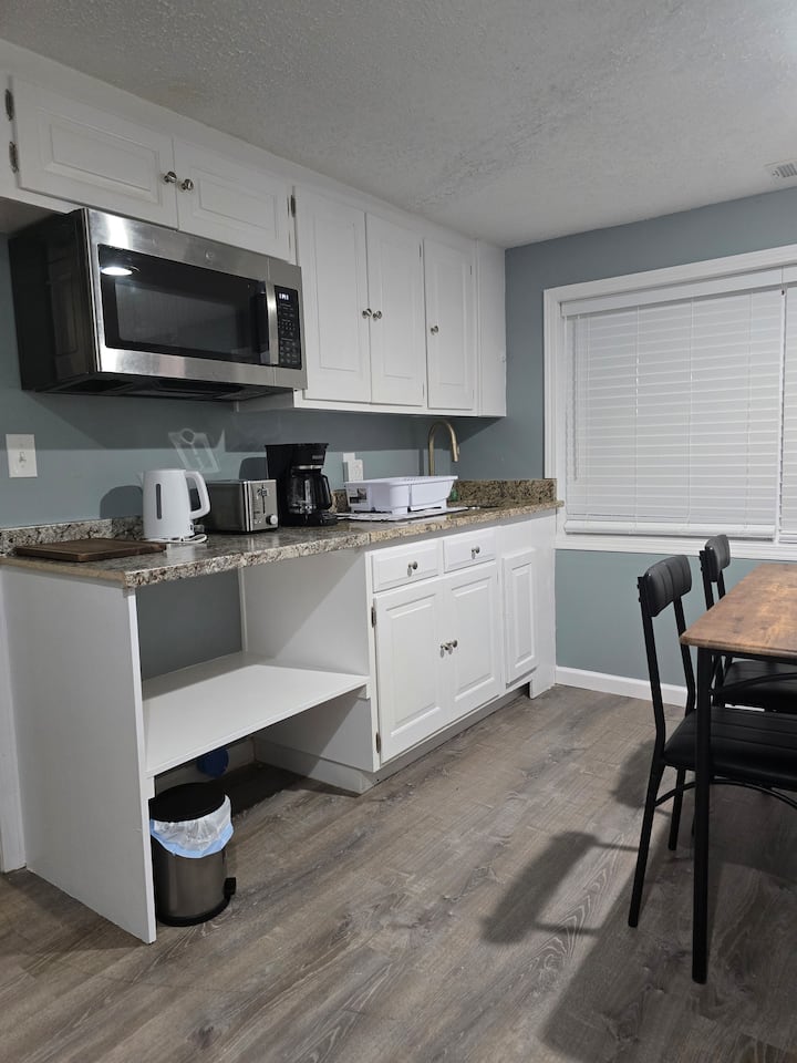 Modern Cozy 1br | Prime Overland Park Location - Overland Park, KS