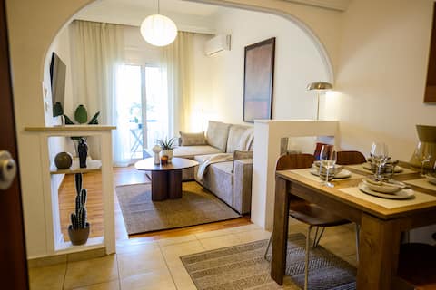 Top Airbnb: Prime Acropolis Views • 2 BR Chic Excellence ! in ΛΟΦΟΣ ΛΑΜΠΡΑΚΗ