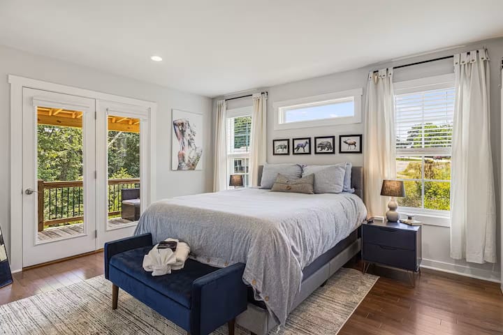 Ზემოთ მდებარე ჩვენი დედოფლის საძინებელი სახლის ერთ ‑ ერთი ყველაზე მზიანი სივრცეა. Მას ასევე აქვს პირდაპირი წვდომა გემბანზე.