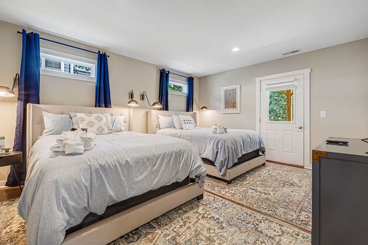 Და-ძმებისთვის ან მეგობრებისთვის, რომლებსაც საძილე სივრცის გაზიარება სურთ, იდეალური იქნება ეს ორადგილიანი + ორადგილიანი საძინებელი. მდებარეობს დაბლა.