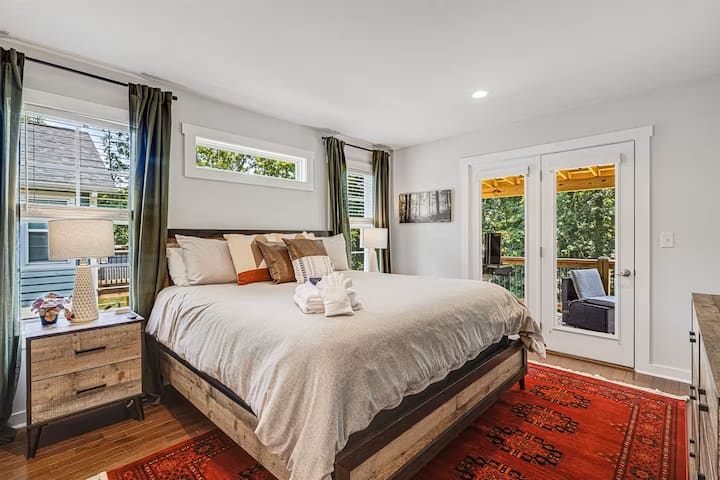 Ეს არის ჩვენი ძირითადი საძინებელი დიდი ზომის საწოლით და პირდაპირ ღია ცის ქვეშ გასასვლელით. მდებარეობს ზემოთ.