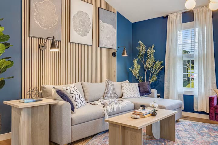 Ჩვენი კომფორტული დივანი, ასევე, შეიძლება გარდაიქმნას დედოფლის ზომის საწოლად დამატებითი საძილე სივრცისთვის.