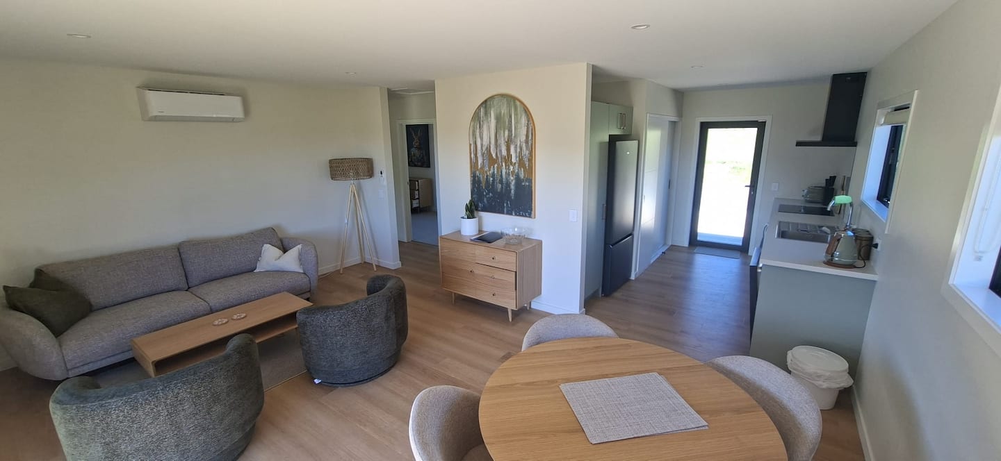 The Ligar Bay, Modern Kiwi Bach, Calm Sea Bliss 4