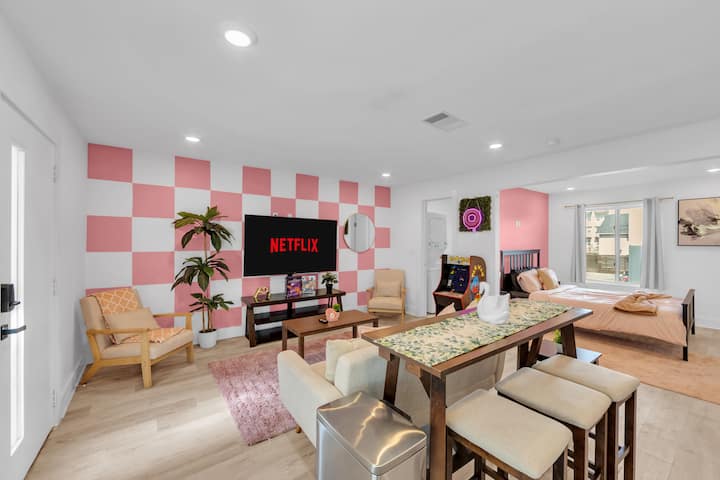 The Pink Starburst Suite Dt Dallas 1bd1ba! - Dallas