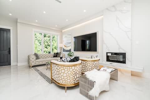 Top Airbnb: 3 bed 3.5 bath new luxury home minutes from UBC in Arbutus Ridge