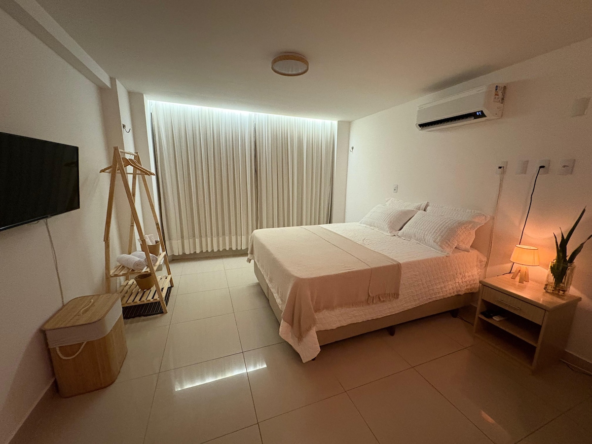 Moderná, priestranná a útulná izba zariadená v svetlých tónoch. Má pohodlnú manželskú posteľ, klimatizáciu, televízor a záclony od podlahy až po strop pre väčšie súkromie. K dispozícii je tiež vešiak na oblečenie, osvetlenie a prostredie určené na odpočinok.