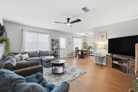 Top Airbnb: Modern 3BR Retreat • King Bed, Garage & Fiber WiFi in Little Rock / North Little Rock / Conway