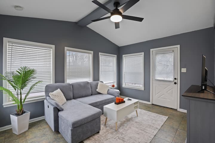 The Den: 2br-1bt W/ 2 Living Rooms - Markham, IL