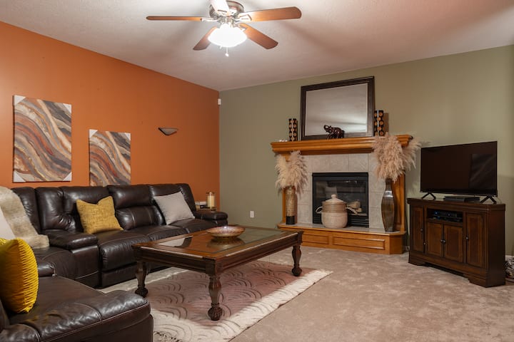 Large Beauty For 10+ Guests! 10 Mins To World Cup! - Kansas City, MO