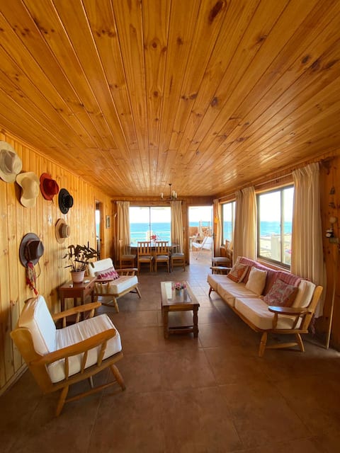 Oceanfront house a short walk from downtown Pelluhue