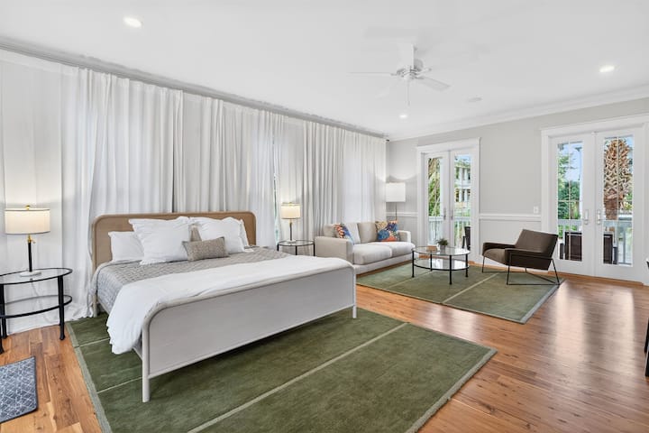 Izba King 3 s priestorom na posedenie | Slnečné lúče pri mori | 3007 Cameron Blvd | Isle of Palms, SC | IOP Escapes