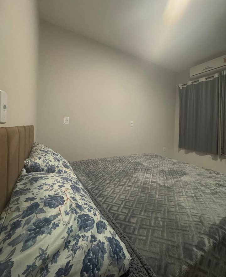 spálňa s manželskou posteľou štandardnej veľkosti, posteľnou bielizňou a uterákmi, klimatizáciou a šatníkom.