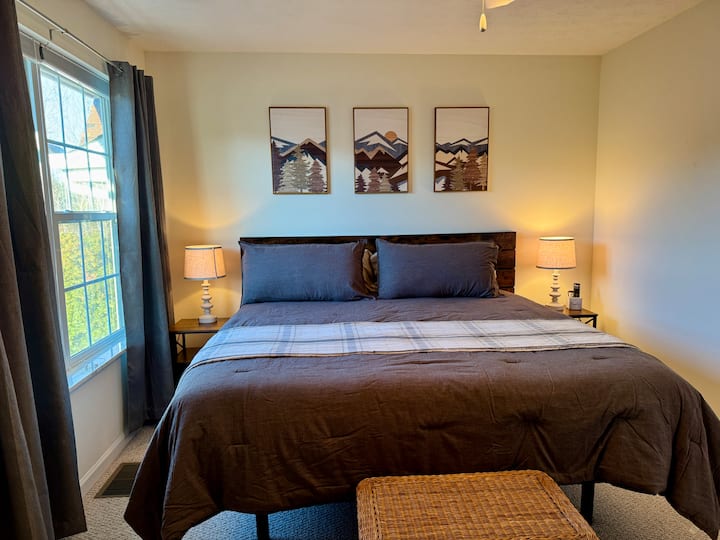 Прилагодлив брачен кревет (широк 180 – 220 см) со подвижен дел за глава или нозе