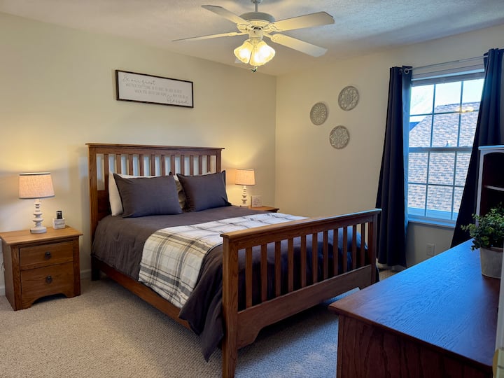 Удобен брачен кревет (широк 150 – 179 см) со квалитетни памучни чаршафи.