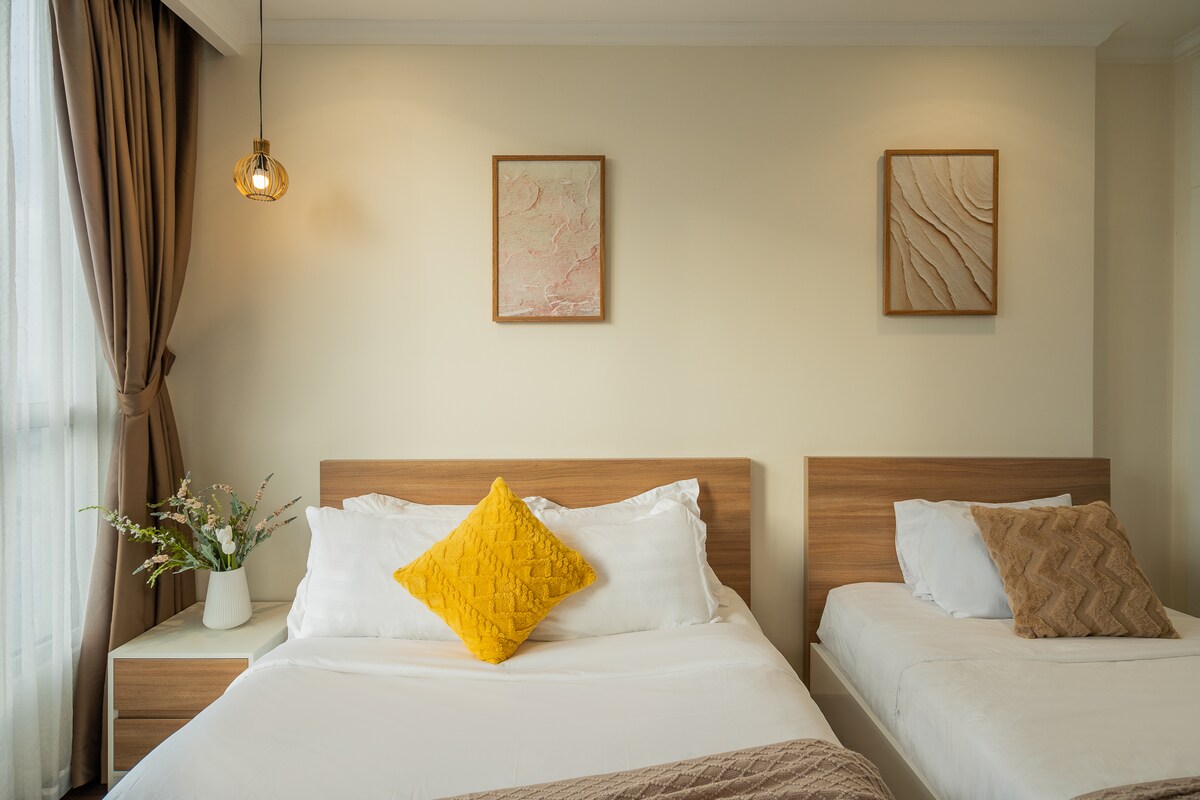 Sehemu hiyo imepangwa kwa kitanda 1 cha watu wawili na kitanda 1 cha mtu mmoja, inafaa kwa familia ndogo au kundi la marafiki. Ikiwa imeunganishwa na rangi ya mbao ya kahawia, huleta hisia ya kustarehesha ambayo inakufanya ujisikie mwepesi na ukiwa umepumzika.