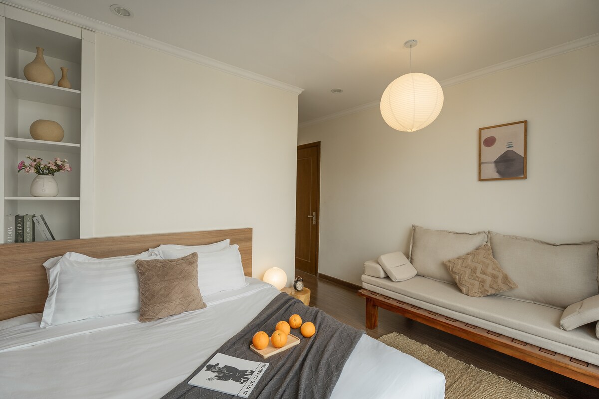 Chumba cha kulala kimeundwa kwa mpangilio wa rangi nyepesi, yenye joto na kitanda chenye starehe na chenye nafasi kubwa. Sehemu hiyo ni nadhifu, mapambo ni maridadi, yakitoa hisia ya kupumzika.