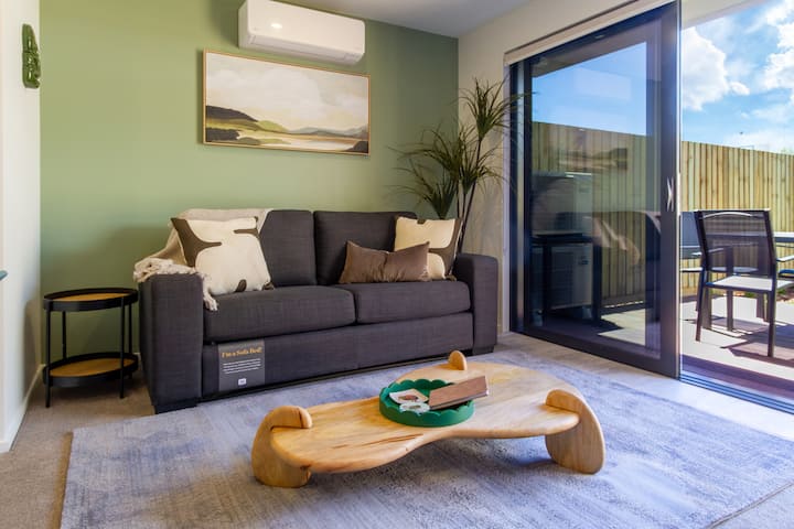 Designer Gated Townhouse | Carpark | Sleeps 6 - New Zealand