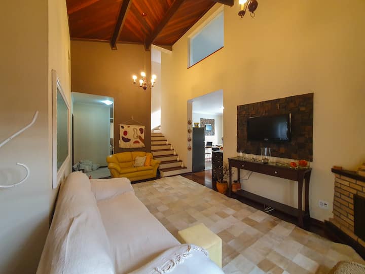 Sobrado, 04 Dorm. Jardim, Piscina, Lareira. - Bragança Paulista