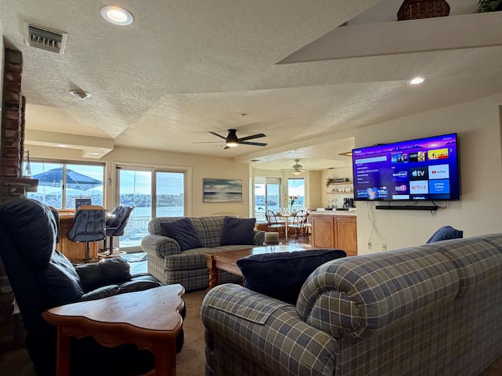 Lakeside Paradise - Hot Tub, Dock, 5bdrm, Firepit - Apple Valley, CA