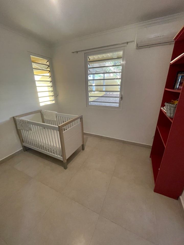 في غرفة النوم الثالثة هذه، يمكن أيضًا وضع سرير واحد. 