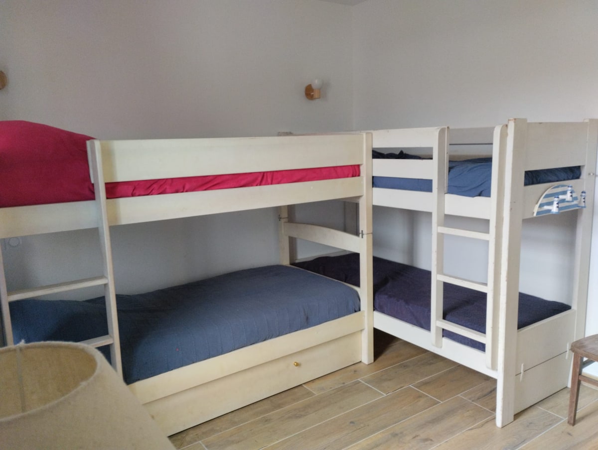 Dos camas de 90 cm x 190 y dos camas de 80 cm x 190. 