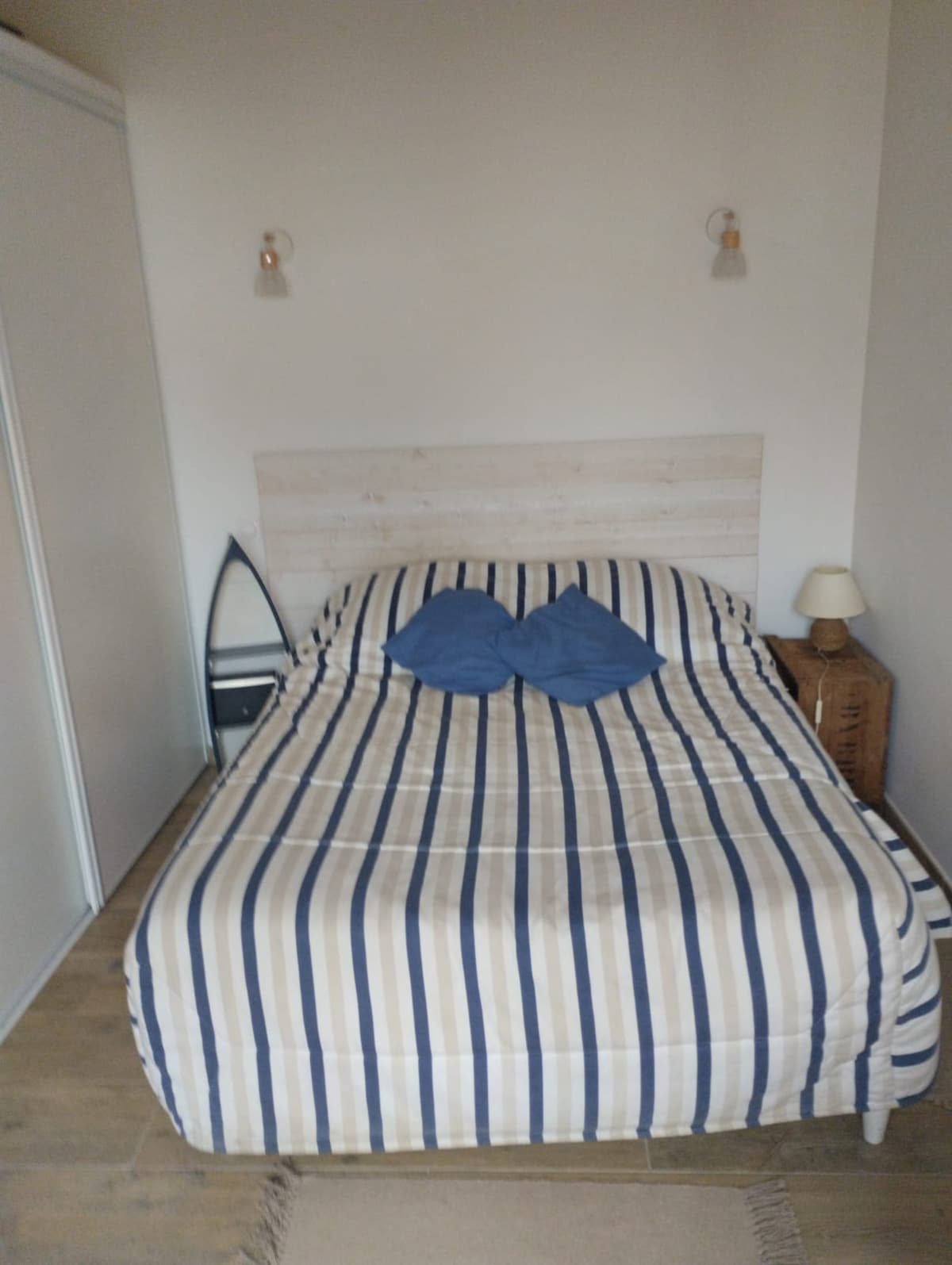 Habitación principal, cama de 140 cm con escritorio y vistas al jardín