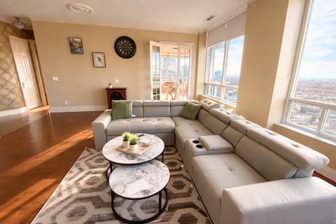 Popular Airbnb listing: Skyline Haven | 2BR-2BA | 180° City Views in City Centre