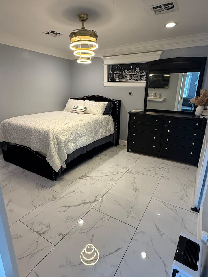 Chambre spacieuse et élégante dotée d'un lit confortable, d'un éclairage moderne et de finitions raffinées. Conçu pour la détente, avec une ambiance propre et chaleureuse – parfait pour se relaxer après une longue journée.