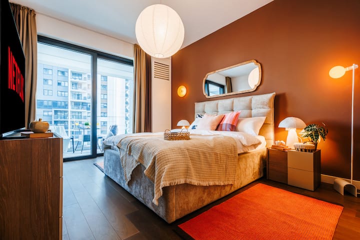 [Bedroom] Enjoy a restful night’s sleep on a comfortable queen-size bed
