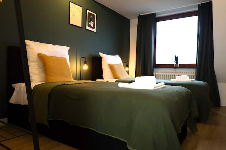 明亮的卧室，有日光
带窗户、窗帘和舒适灯光的卧室。 位置安静，非常适合下班后休息或观光。